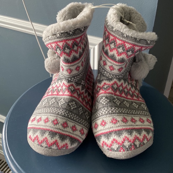 BNWOT - New cozy slippers size 7/8. - Picture 2 of 4